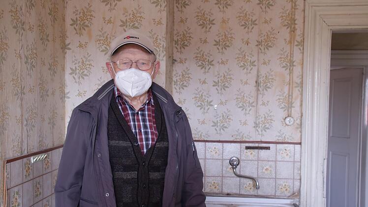 In der alten Wohnung im dritten Obergeschoss. Die Wand hat Franz Egerer tapeziert, den Lichtschalter wollte er austauschen.  Foto: Benedikt Borst