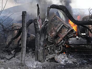Beschädigte Radaranlagen sind in einer ukrainischen Militäreinrichtung außerhalb von Mariupol zu sehen. Russische Truppen haben ihren Angriff auf die Ukraine gestartet.