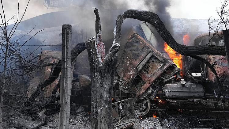 Beschädigte Radaranlagen sind in einer ukrainischen Militäreinrichtung außerhalb von Mariupol zu sehen. Russische Truppen haben ihren Angriff auf die Ukraine gestartet.
