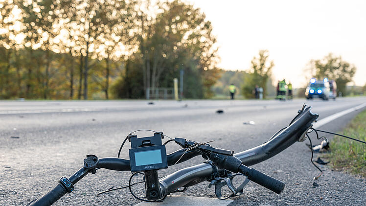 Fahrrad nach Kollision mit Motorrad völlig zerstört: Fahrradfahrer wie durch ein Wunder nur leicht verletzt