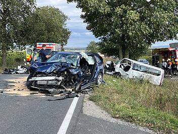 Schwerer Unfall beim Überholen: Auto und Kleinbus mit mehreren Teenagern stoßen frontal zusammen Schwerer Unfall beim Überholen: Auto und Kleinbus mit mehreren Teenagern stoßen frontal zusammen