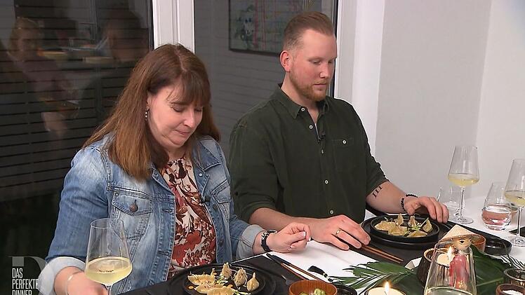 Nicole und Tobi staunen über Kathrins thailändisch inspirierte Dumplings mit Pilz- und Kürbisfüllung.