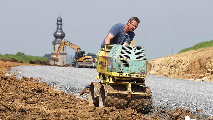 Mit vielen Maschinen wird am Ausbau der Bundesstraße bei Seibelsdorf gebaut. Fotos: Michael Gründel