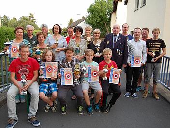Viele Pokale und Urkunden wurden nach dem siebten Dorfschießen in Frankenbrunn vergeben.  Foto: Günther Straub