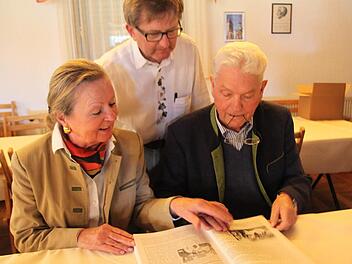 Gräfin Michaela und Graf Hanfried von Bentzel blättern im Buch über die Großgemeinde Heroldsbach. Michael Benkert (hinten) zeigt ihnen den Artikel über ihre Vermählung im Mai 1967. Foto: Michael Memmel