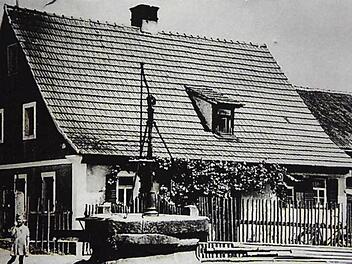 So eine Idylle wie früher mit Dorfbrunnen wünscht sich Elmar Appel für ein schönes Dorf wie Leuzendorf. Foto: Gerhard Schmidt