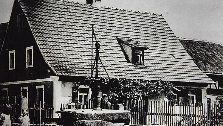So eine Idylle wie früher mit Dorfbrunnen wünscht sich Elmar Appel für ein schönes Dorf wie Leuzendorf. Foto: Gerhard Schmidt