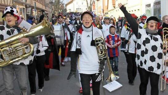 Viele Musikgruppen - wie hier die Neubrunner - geben den Takt für den Umzug an. Foto: FT- Archiv