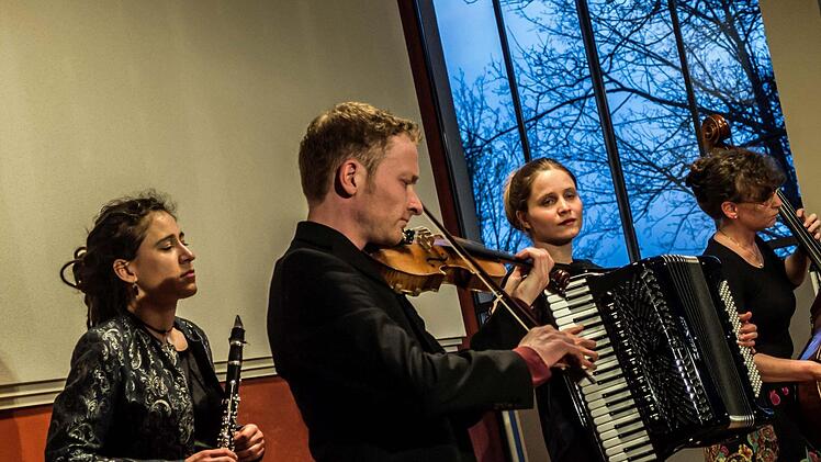 Faszinierende Klezmer-Klänge bot das Ensemble "Sher on a Shier" beim Gastspiel im Coburger Haus Contakt.Foto: Jochen Berger