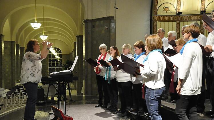 Der "Fuschter Chor" mit Chorleiterin Birgit Schultz bezauberte mit der dem African Ave Maria. Foto: Peter Klopf