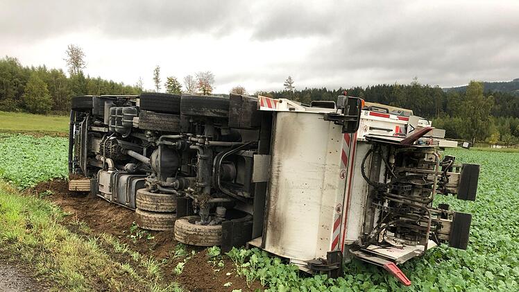 Ein Müllfahrzeug ist am Mittwoch von der Straße abgekommen und umgekippt. Foto: NEWS5 / Fricke