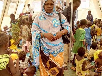 Zweite Bürgermeisterin Sawadogo besucht Flüchtlingskinder, die in einem seit Oktober eingerichteten Zelt untergebracht werden.  Foto: Stadt Kaya