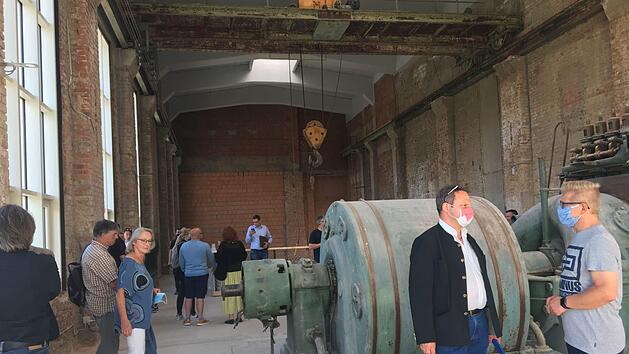 Stillstand im ehemaligen Turbinenhaus der Spinnerei: Bei der Besichtigung mit Vertretern der Kulmbacher Kulturszene erkl&auml;rte die Stadt, dass der Innenausbau erst erfolgen kann, wenn es ein Konzept gibt. Mit im Bild Oberb&uuml;rgermeister Ingo Lehmann (Zweiter von rechts) und 2. B&uuml;rgermeister Frank Wilzok (rechts). Foto: Stephan Tiroch