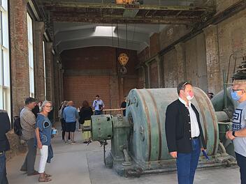 Stillstand im ehemaligen Turbinenhaus der Spinnerei: Bei der Besichtigung mit Vertretern der Kulmbacher Kulturszene erklärte die Stadt, dass der Innenausbau erst erfolgen kann, wenn es ein Konzept gibt. Mit im Bild Oberbürgermeister Ingo Lehmann (Zweiter von rechts) und 2. Bürgermeister Frank Wilzok (rechts). Foto: Stephan Tiroch