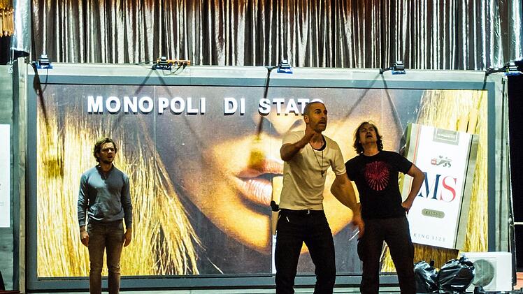 Probenszene zu "Bezahlt wird nicht" von Dario Fo am Landestheater CoburgFoto: Jochen Berger