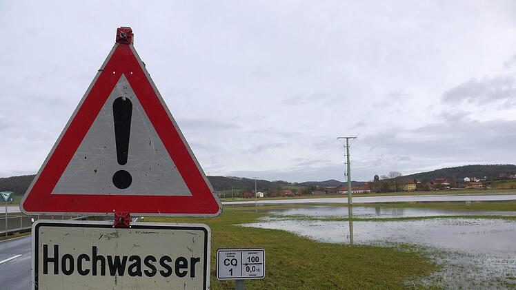 Autofahrer wurden auf die Überflutungen im Itzgrund hingewiesen.