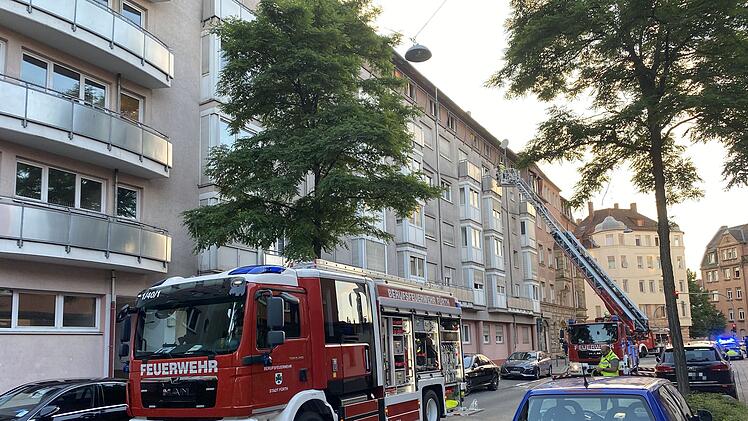 Wohnungsbrand in Mehrfamilienhaus in F&uuml;rth: Eine tote Person geborgen