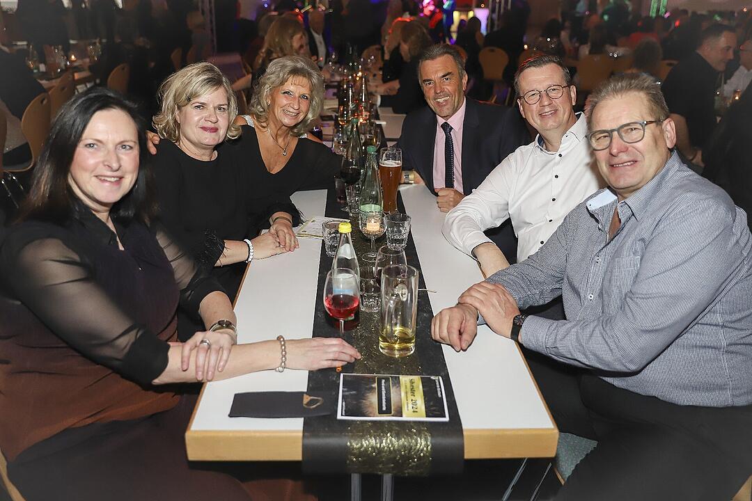 Es wurde in das Jahr 2025 gefeiert.