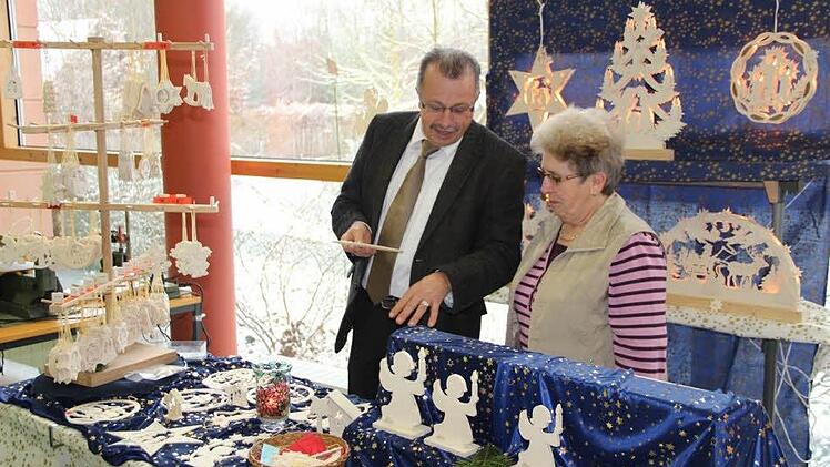 Stellvertertender Landrat Emil Müller und Lina Blümlein beim Advensmarkt.