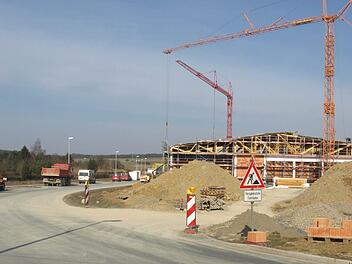 Das Gewerbegebiet "Am Kreisel" in Oerlenbach (unser Foto) wird begrünt. Links der Erschließungsstraße entstehen Inseln mit Bäumen und Bodendeckern, zur B 286 hin eine stufige Eingrünung mit Gräsern, Sträuchern, Hecken und Bäumen. Foto: Stefan Geiger