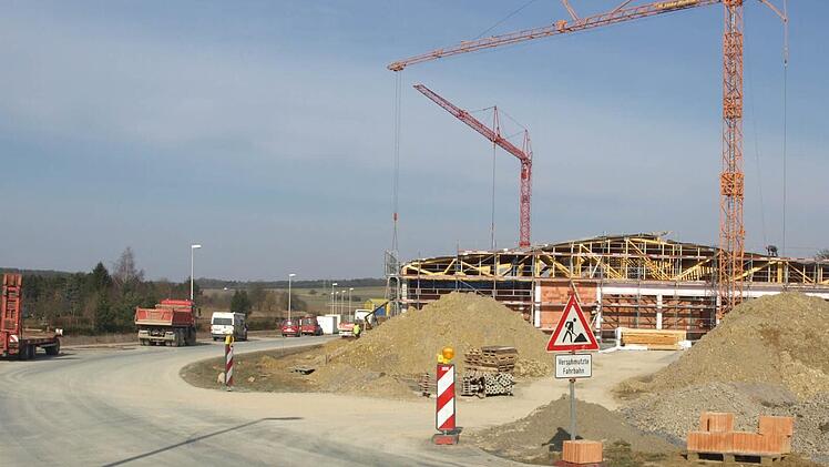 Das Gewerbegebiet "Am Kreisel" in Oerlenbach (unser Foto) wird begrünt. Links der Erschließungsstraße entstehen Inseln mit Bäumen und Bodendeckern, zur B 286 hin eine stufige Eingrünung mit Gräsern, Sträuchern, Hecken und Bäumen. Foto: Stefan Geiger