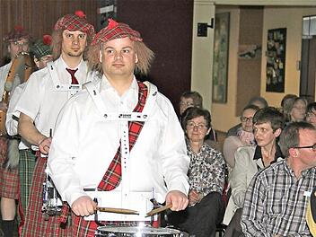 Die Stadtkapelle überrascht das Publikum mit ihrer Aufmachung. Fotos: Gerd Schaar