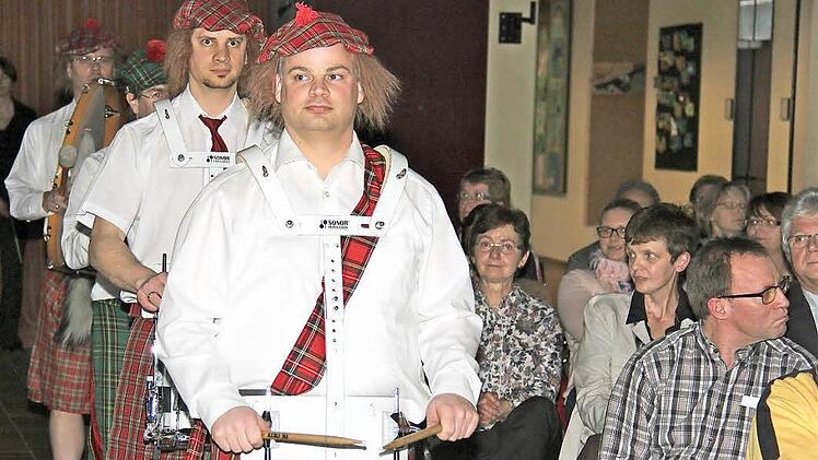 Die Stadtkapelle überrascht das Publikum mit ihrer Aufmachung. Fotos: Gerd Schaar