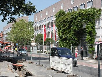 Nach Abschluss der Baumaßnahmen darf in der nördlichen Von-Hessing-Straße schräg statt wie bisher längs geparkt werden. Foto: Mäuser