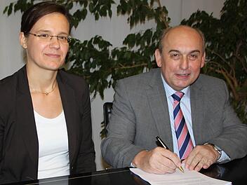 Auf diesen Moment hat Bürgermeister Alfred Schrenk lange gewartet. Zusammen mit Larissa Komnick von der Bundesanstalt für Immobilienaufgaben unterzeichnete er den Kaufvertrag. Foto: Ulrike Müller