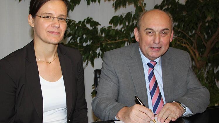Auf diesen Moment hat Bürgermeister Alfred Schrenk lange gewartet. Zusammen mit Larissa Komnick von der Bundesanstalt für Immobilienaufgaben unterzeichnete er den Kaufvertrag. Foto: Ulrike Müller