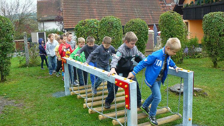 Die 3. Klasse um Wolfgang Anselstetter zeigte das Turnen an den neuen Geräten wie der Wackelbrücke. Foto: Klaus-Peter Wulf