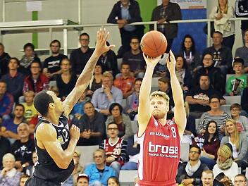 Lucca Staiger (rechts) versenkt einen Dreier gegen den Tübinger Garlon Green, der mit 24 Punkten bester Werfer der Partie war. Foto: Daniel Löb