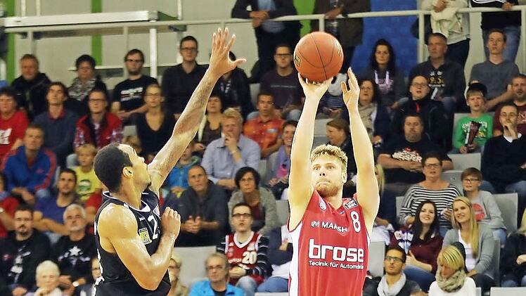 Lucca Staiger (rechts) versenkt einen Dreier gegen den Tübinger Garlon Green, der mit 24 Punkten bester Werfer der Partie war. Foto: Daniel Löb