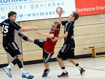 TSH-Kapitän Jonas Hirning (links) führte sein Team zu einem in dieser Deutlichkeit unerwarteten Sieg. Foto: herzopress