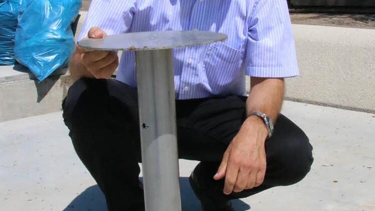 Metall-Stempel sollen ein Auftreiben von Eisplatten verhindern. Foto: Ralf Ruppert