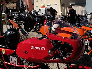 Adrenalinstöße auf zwei Rädern: Der Platz am Sulzbach war mit historischen Motorrädern zugeparkt. Fotos: Gerd Schaar