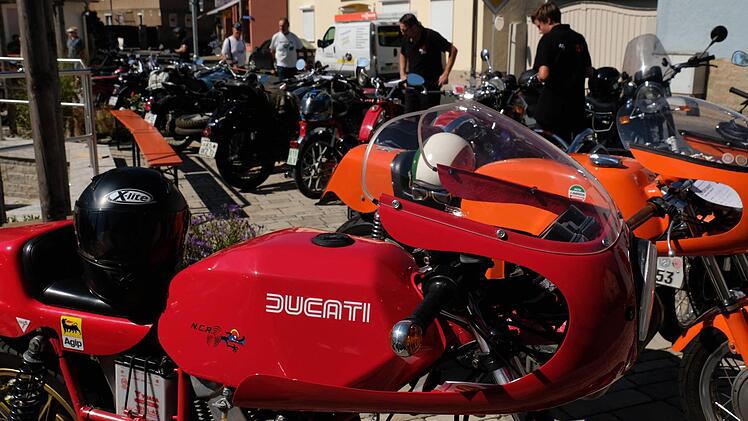 Adrenalinstöße auf zwei Rädern: Der Platz am Sulzbach war mit historischen Motorrädern zugeparkt. Fotos: Gerd Schaar