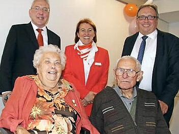 Hildegard (88) und Simon Weihermüller (92) sind seit 65 Jahren verheiratet; zur eisernen Hochzeit gratulierten auch (von links) Bürgermeister Harald Hübner, Heimleiterin Ulrike Schramm und stellvertretender Landrat Dieter Schaar. Foto: Sonny Adam