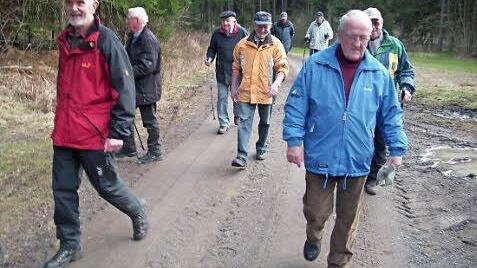 Die Seniorenwandergruppe der Turnerschaft auf ihrer 2250. Wanderung bei Dörfles Foto: privat