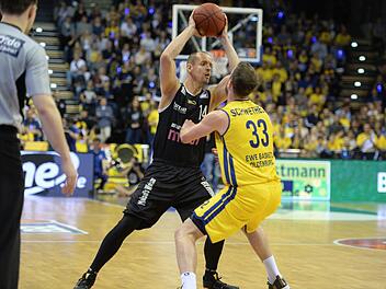 Philipp Schwethelm (rechts) schirmt den Oldenburger Korb gegen den Bayreuther Steve Wachalski ab.  Foto: Peter Mularczyk