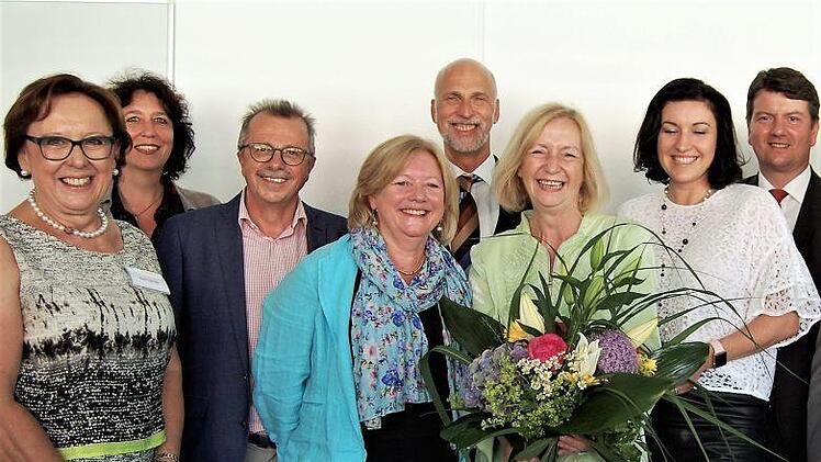 Zum Abschied gab es Blumen und Präsente: Laboklin-Inhaberin Dr. Elisabeth Müller (Mitte links) verabschiedet sich bei der Bundesministerin für Bildung und Forschung Prof. Dr. Johanna Wanka (CDU, Mitte rechts), mit dabei (von links) Bezirksrätin Karin Renner (CSU), eine leitende Mitarbeiterin von Laboklin, stellvertretender Landrat Emil Müller (CSU), Bad Kissingens Oberbürgermeister Kay Blankenburg (SPD), Bundestagsabgeordnete und Parlamentarische Staatssekretärin Dorothee Bär (CSU) sowie Land...