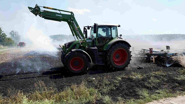 Ein Landwirt pflügte die Glutnester unter.   Foto: Richard Sänger
