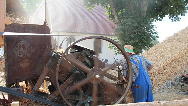 Ludwig Klemens kontrolliert die Bindeeinrichtung an der Presse