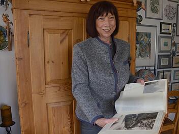 Historische Bilder aus Einberg füllen drei dicke Alben im Bücherregal von Anneliese Hübner.Rainer Lutz