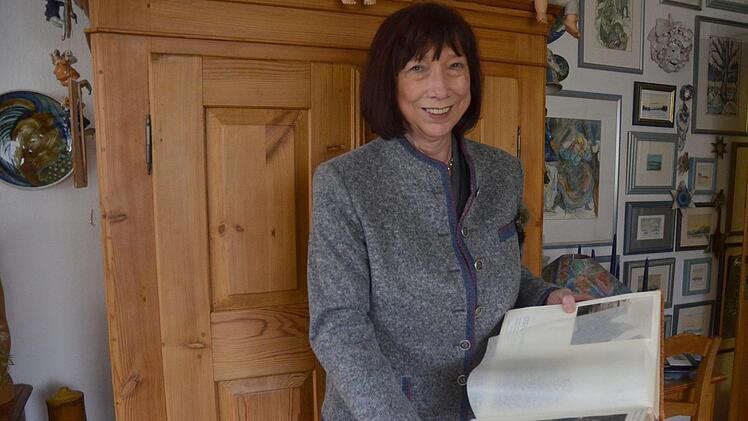 Historische Bilder aus Einberg füllen drei dicke Alben im Bücherregal von Anneliese Hübner.Rainer Lutz