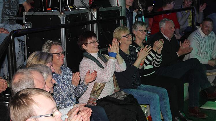 Begeisterung im Publikum: Die einen klatschen mit ...