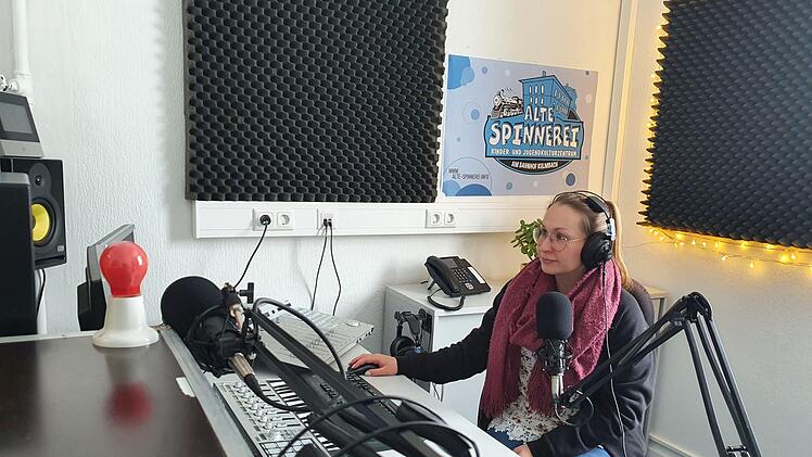Juz-Leiterin Franziska Pfreundner hält online Kontakt zu den Jugendlichen. Foto: Christine Fischer