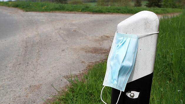 Solche Funde am Straßenrand verdanken wir der Maskenpflicht in der Pandemie und "vergesslichen" Menschen im Corona-Stress.