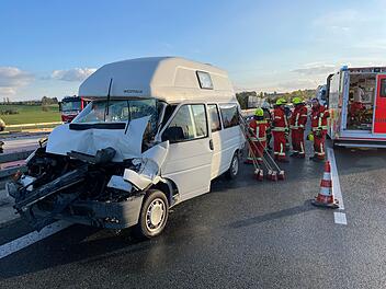 Wohnmobil gerät bei Auffahrunfall zwischen zwei Lastwagen: Fahrerin schwer verletzt