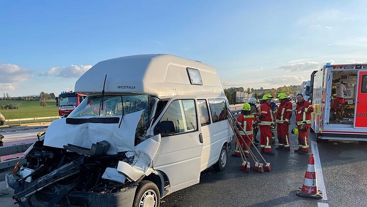 Wohnmobil gerät bei Auffahrunfall zwischen zwei Lastwagen: Fahrerin schwer verletzt
